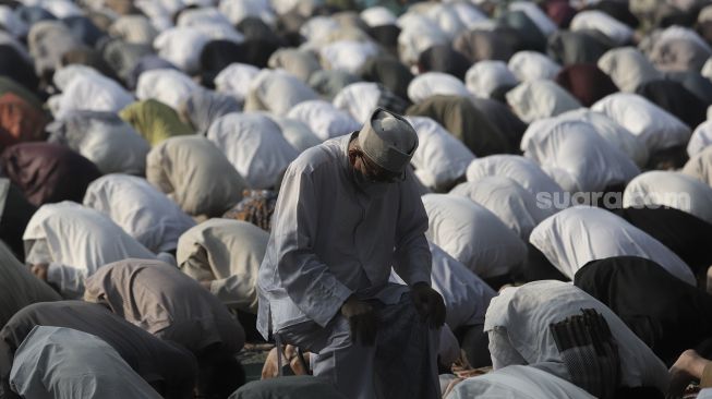 Umat Muslim menunaikan ibadah Salat Idul Fitri 1442 H di lingkungan Masjid Al-Azhar, Jakarta, Kamis (13/5/2021). [Suara.com/Angga Budhiyanto]