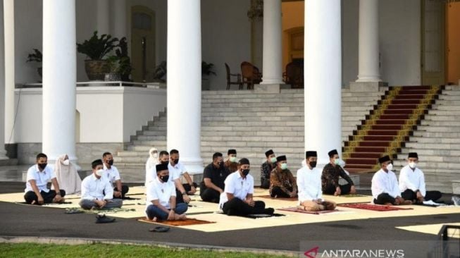  Pakai  Baju  Putih Lengan Panjang  Jokowi Sholat Id di 