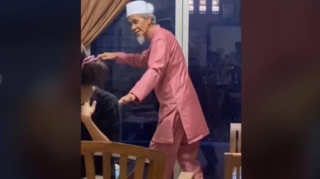 Reaksi ayah saat dapat baju baru (tiktok.com/@hannymaru1)