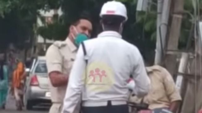 Gegara Masalah Helm, Dua Aparat Saling Adu Jotos di Jalan