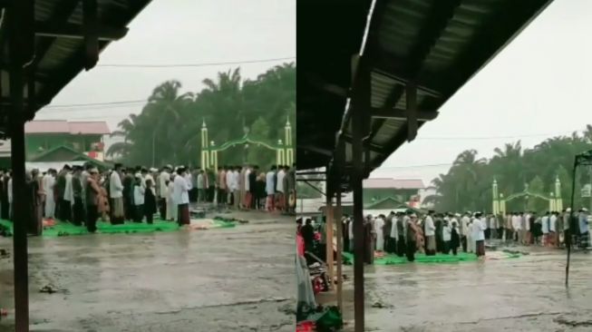 Tak Kebagian Tempat di Masjid, Jamaah Salat di Tengah Guyuran Hujan