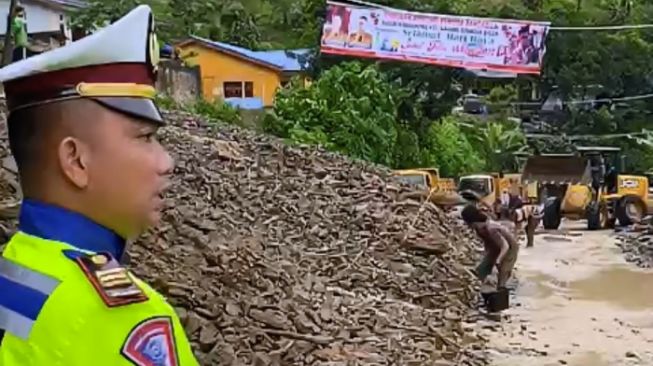 Banjir dan Longsor di Simalungun, Jalur Menuju Parapat Dilakukan Buka Tutup