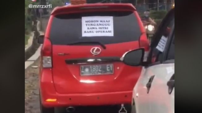 Bawa Istri Habis Operasi, Suami Tempel Tulisan Menyentuh di Belakang Mobil