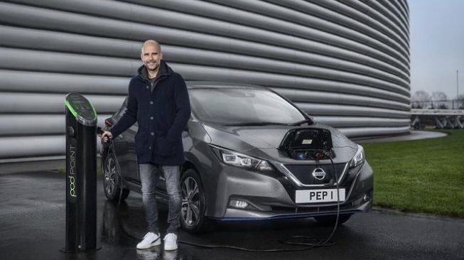 Coach Manchester City, Pep Guardiola bersama Nissan LEAF kesayangan [Instagram: mrpepguardiola].