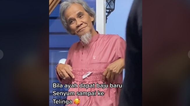 Viral Reaksi Ayah Diberi Anak Baju Lebaran, Super Senang Sampai Joget-joget