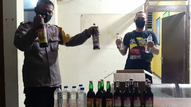 Polsek Cikeusik Amankan Puluhan Botol Miras saat Malam Perayaan Idul Fitri 