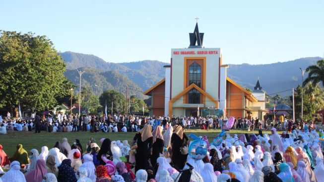 Potret Toleransi di Yapen, Salat Idul Fitri Digelar Berhadapan dengan Gerej