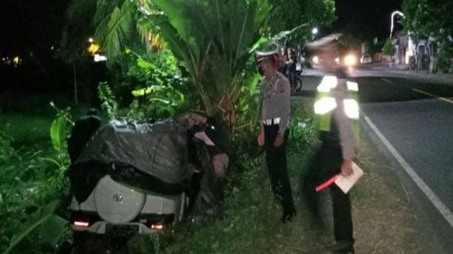 Ditabrak Mobil, Dua Orang di Dalam Warung di Singaraja Masuk Rumah Sakit