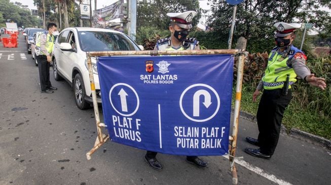 Pembatasan kendaraan wisatawan di jalur wisata Puncak saat libur Idul Fitri, Gadog, Kabupaten Bogor, Jawa Barat, Jumat (14/5/2021). ANTARA FOTO/Yulius Satria Wijaya