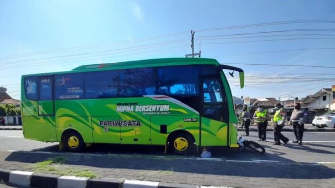 Niat Masuk Jalur Cepat, 2 Pemotor Tewas Ditabrak Bus di Ring Road Utara