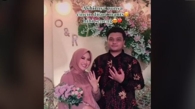 Wanita dilamar dosen pembimbing skripsi (tiktok.com/@ochanadiap)