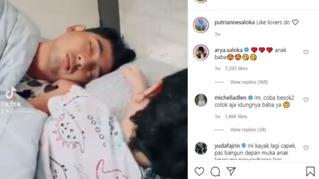 Potret sudut kamar Arya Saloka. [Instagram/putrianne]