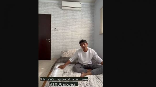 Potret sudut kamar Arya Saloka. [Instagram]