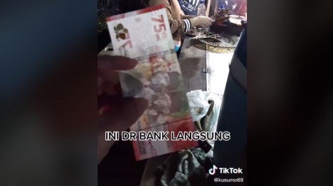 DUang Rp 75 ribuan ditolak saat dipakai untuk membayar sate (tiktok.com/@tasripin_007)