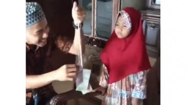 Pemuda Bagi-bagi THR, Syaratnya Keponakan Disuruh Cabut Benang Dulu