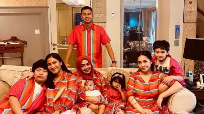 Raffi Ahmad dan Nagita Slavina lebaran di rumah Mama Rieta. [Instagram/@raffinagita1717]