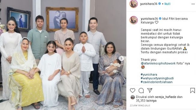 Yuni Shara Lebaran bareng keluarga. (Instagram/@yunishara36)