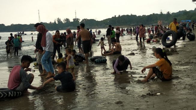 Libur Lebaran, Wisatawan Lokal Serbu Wisata Pantai di Pandeglang