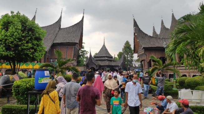 Banyak Dikunjungi Warga di Libur Lebaran, TMII Buka Hingga Jam 20.00 WIB