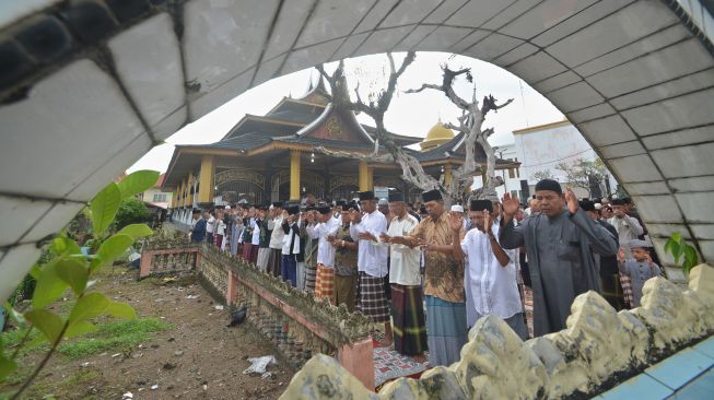 Jamaah Tarekat Syattariyah melaksanakan shalat Idul Fitri di kawasan kompleks Makam Syekh Burhanuddin, Ulakan, Kabupaten Padangpariaman, Sumatera Barat, Jumat (14/5/2021). ANTARA FOTO/Iggoy el Fitra