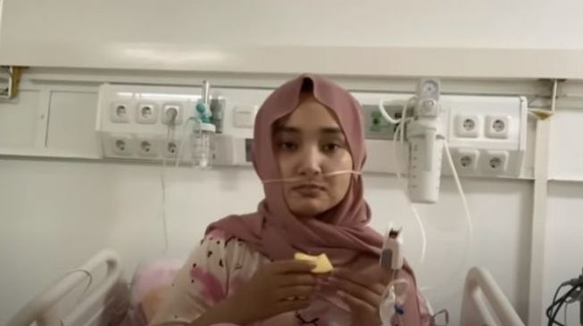 Fatin Shidqia saat dirawat di Rumah Sakit Wisma Atlet [YouTube/Arafah Rianti]