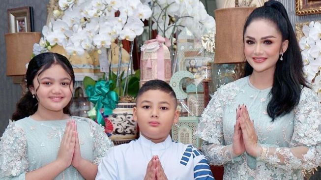 Potret haru artis rayakan lebaran. (Instagram)