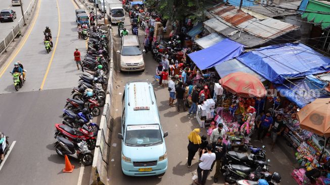 Suasana warga memadati Pasar Gembrong, Jakarta Timur, Jumat (14/5/2021). [Suara.com/Alfian Winanto]