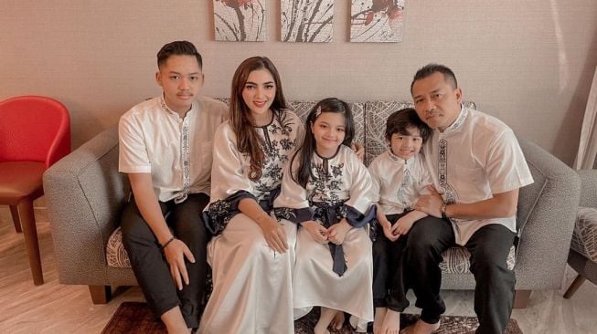 Potret haru artis rayakan lebaran. (Instagram)