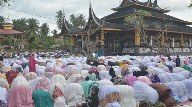 Jamaah Tarekat Syattariyah melaksanakan shalat Idul Fitri di kawasan kompleks Makam Syekh Burhanuddin, Ulakan, Kabupaten Padangpariaman, Sumatera Barat, Jumat (14/5/2021). ANTARA FOTO/Iggoy el Fitra
