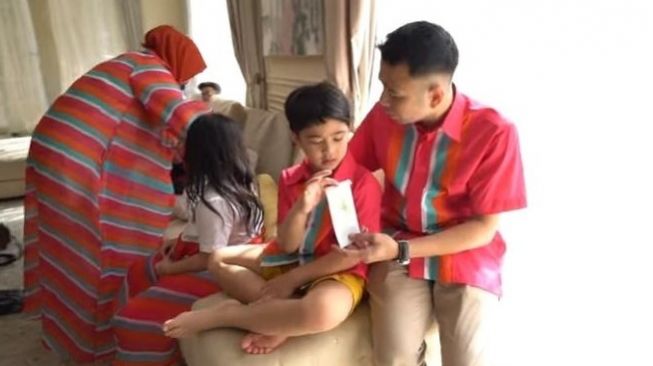 Raffi Ahmad kepo isi amplop THR Rafathar. (YouTube/Rans Entertainment)