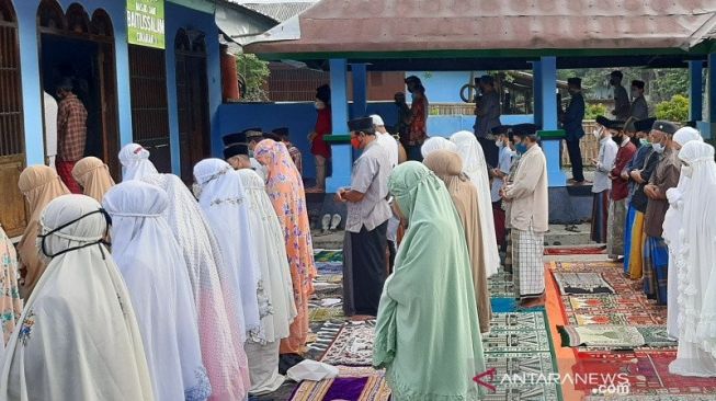 Islam Aboge di Kabupaten Banyumas Rayakan Idul Fitri Hari Ini, Begini Potret Khusyuknya