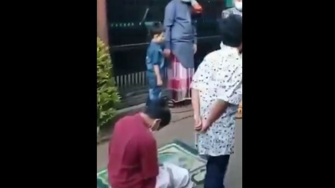 Viral Pria Ketiduran di Jalan saat Salat Id, Warga: Malunya Sampai Ia Nikah