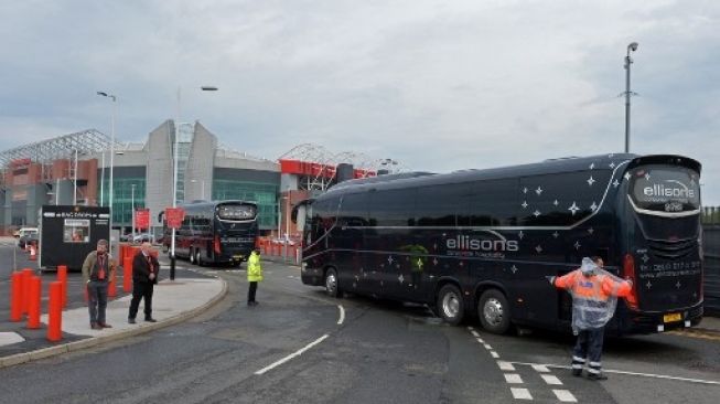 Pemain Liverpool menggunakan bus hitam untuk datang ke Old Trafford. (PETER POWELL / POOL / AFP)