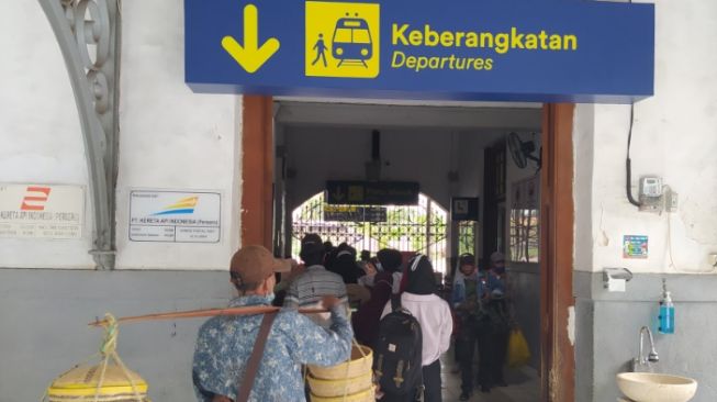 Lebaran Idul Fitri, Belasan Ribu Orang Naik Kereta Api Lokal Bandung Raya