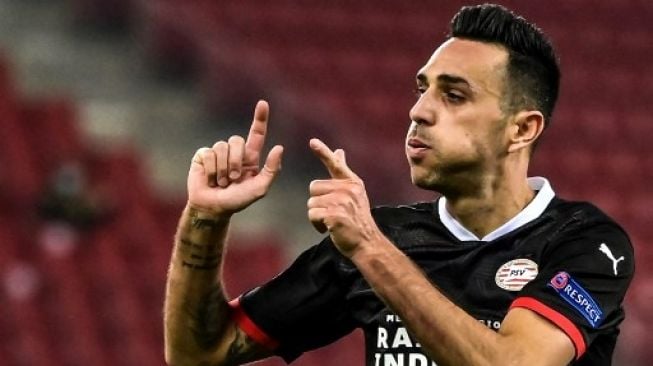 Pemain depan PSV Eindhoven Eran Zahavi merayakan golnya. ARIS MESSINIS / AFP