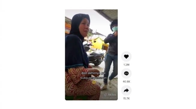 Anak pulang kampung diam-diam beri kejutan ibunya. [TikTok]