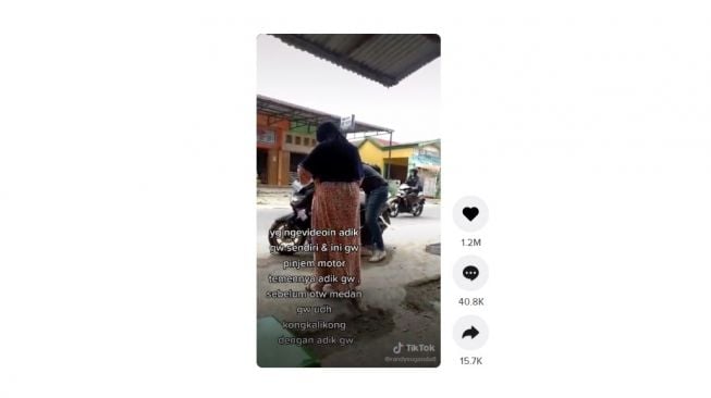 Anak pulang kampung diam-diam beri kejutan ibunya. [TikTok]