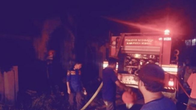 Bakar Sampah, Rumah di Taman Lopang Nyaris Ludes