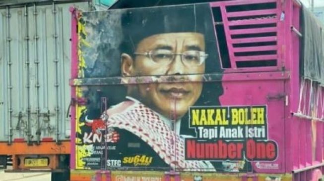Wajah Hotman Paris Terlukiskan di Bak Truk, Tulisan Kocak Jadi Sorotan