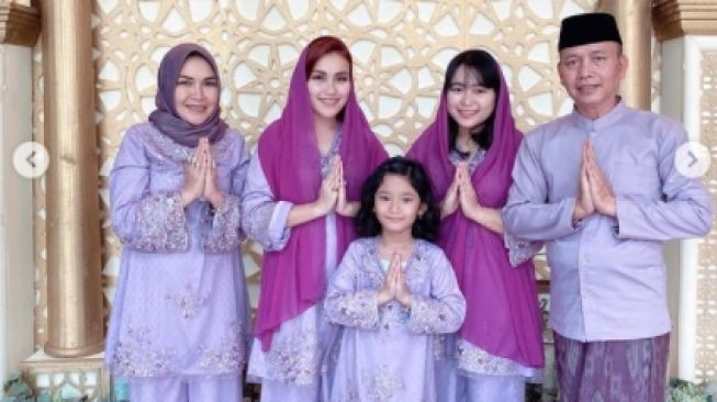 Gaya libur lebaran Ayu Ting Ting. [Instagram/ayutingting92]