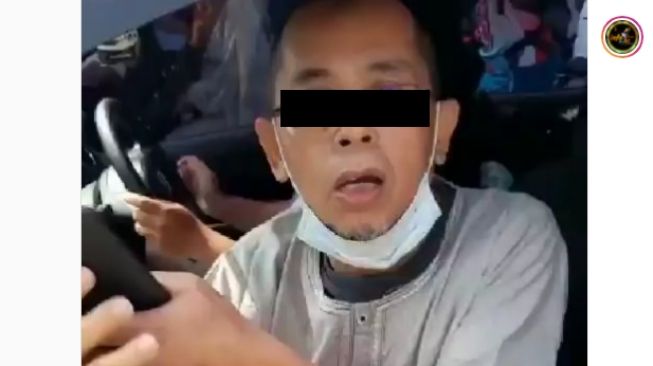 Mobilnya Diminta Putar Balik, Pengendara Caci Maki dan Pukul Petugas