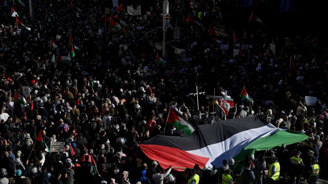 Ribuan warga Australia melakukan demo untuk memprotes serangan brutal Israel di Masjid Al Aqsa dan jalur Gaza di Balai Kota Sydney, Australia, Sabtu (15/5).  BIANCA DE MARCHI / AFP