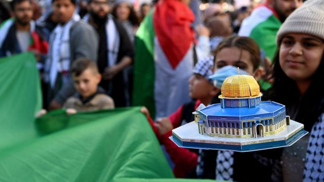 Warga Australia melakukan demo untuk memprotes serangan brutal Israel di Masjid Al Aqsa dan jalur Gaza di Balai Kota Sydney, Australia, Sabtu (15/5).  BIANCA DE MARCHI / AFP