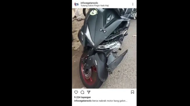 Yamaha Aerox remuk senggolan dengan sepeda motor galon isi ulang air mineral [Instagram: @infocegatansolo].