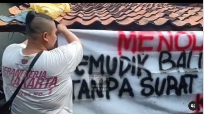 Warga pasang spanduk tolak pemudik balik ke Jakarta tanpa surat bebas Covid-19 (Instagram)