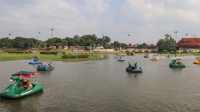 Warga berwisata di Taman Mini Indonesia Indah, Jakarta Timur, Sabtu (15/5/2021). [Suara.com/Alfian Winanto]