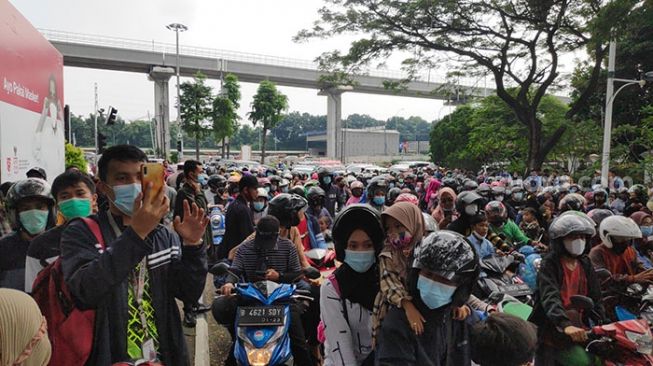 Kapasitas Dibatasi, Antrean Pengunjung di TMII Capai 2 Km