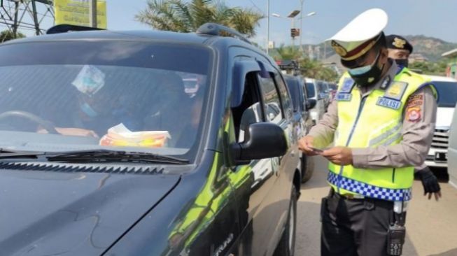 Batasi Wisatawan Menuju Anyer, Polisi Putar Balik Kendaraan Asal Jakarta