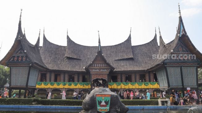 Suasana di anjungan Sumatera Barat Taman Mini Indonesia Indah, Jakarta Timur, Sabtu (15/5/2021). [Suara.com/Alfian Winanto]