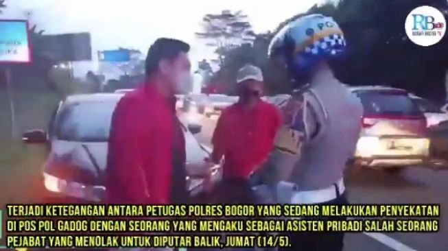 Menolak diputarbalik petuga Pos Polisi Gadog, terjadi pada Jumat petang (14/5/2021)  [screenshot via Twitter @wdtu dari Radar Bogor].